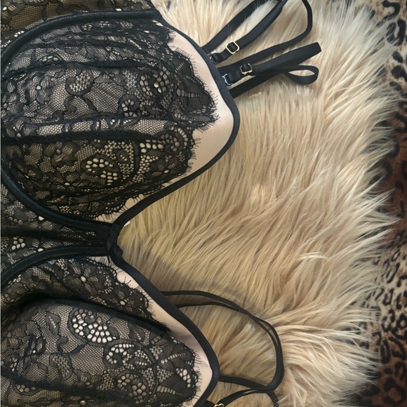 CACIQUE BLACK LACE BRA. - Picture 2 of 5